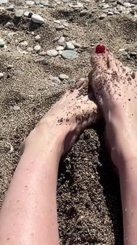 Per gli amanti delle gambe, gioco sulla sabbia