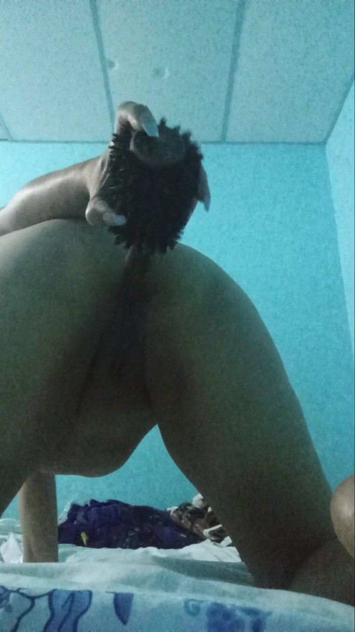 Lobicam: Ich komme in Gushes, ich masturbiere mit einer Haarbürste