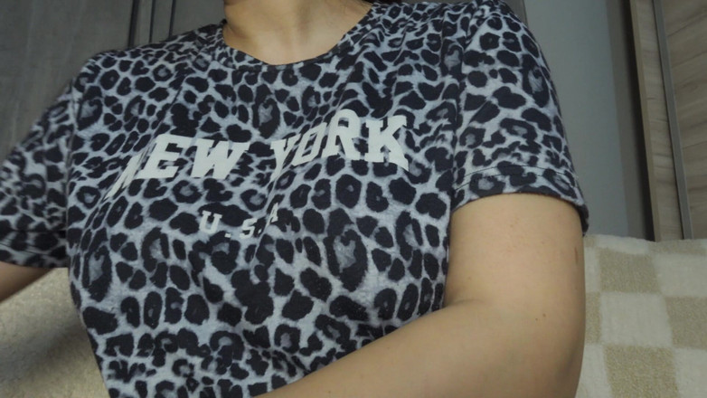 AmayaMori: 髪をスタイリングして、すでに大きい爪を整えてから、ハンドクリームで保湿します。