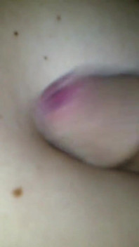 MILF blonde menghisap zakar dari lubang gemilang dan dapat pancutan ke dalam mulutnya