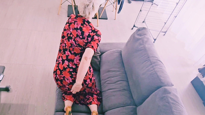 Sofy13: Une MILF se fait prendre en levrette en lingerie blanche...