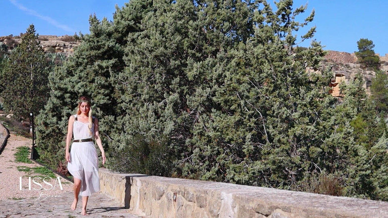 Lissa Brown: Vaše bohyně masturbuje venku