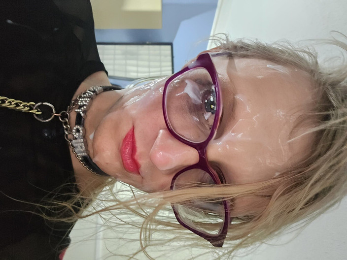 Lynn Kaotik: Кончающая до спермы играет со свежим камшотом на лицо, за чем кончает сам себе на лицо