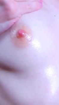 Loção nos peitos extremo close-up
