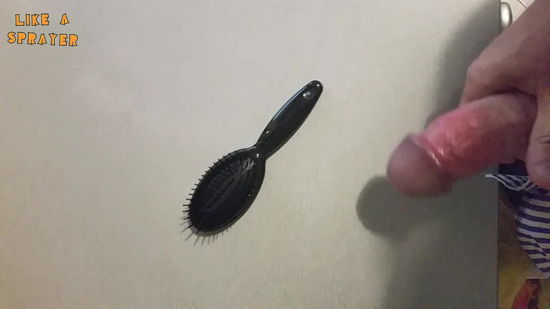 Like a sprayer: Branlette et éjaculation sur une brosse à haribrush