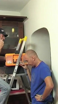 Electrician called at home by his Brazilian wife and in her sadness invites the lover who satisfies her in her absence