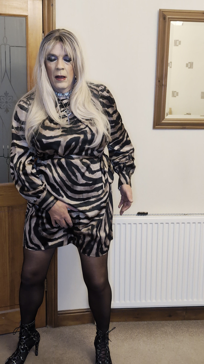 Sarahsatinslut: 스타킹을 신은 짧은 새틴 드레스