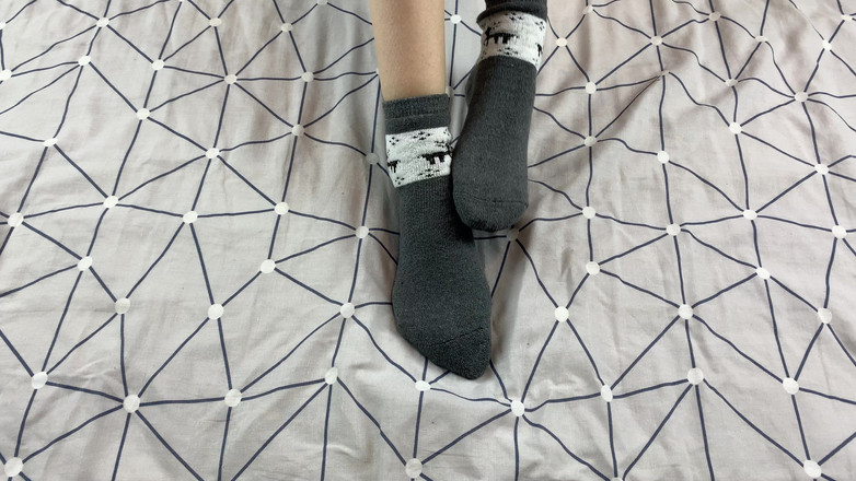 Gloria Gimson: Awek Dengan Kaki Panjang Membelai Kakinya Dalam Stoking Tahun Baru...