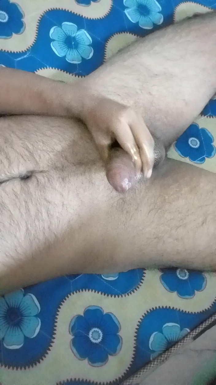 Raaz26d: Engrasando y masturbándome la gran polla mientras pienso en una...