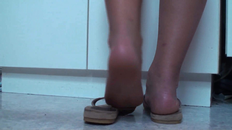 Foot Girls: A closeup on Mandy's feet while she is washing dishes