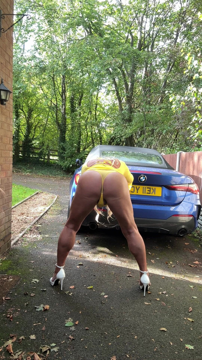 Kellycd2022: Sarı transparan elbise ve topuklu seksi kellycd2022