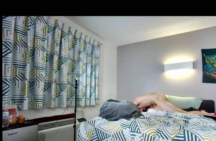 Alpha stud 4 u: Sledujte, jak brousím na její hračku v jejím zadku, jak...