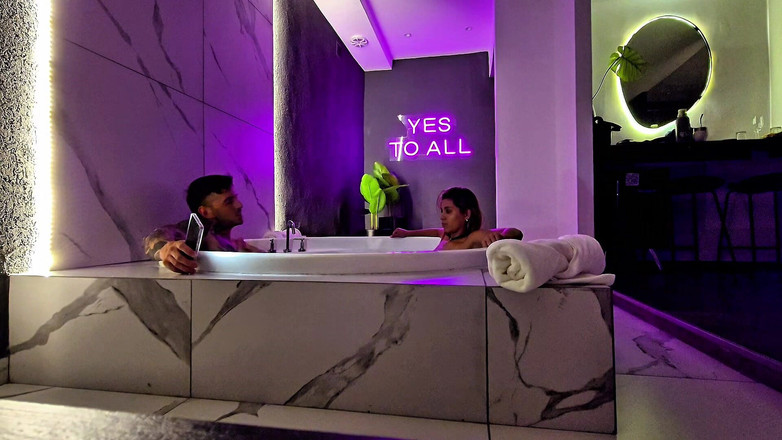 Young big apple: Nos Bastidores, Na Banheira De Hidromassagem Do Motel. Masturbação E...