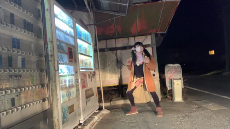 megu2002: Selbstständige No39-Exposition in nächtlichen Telefonzellen und Verkaufsautomaten