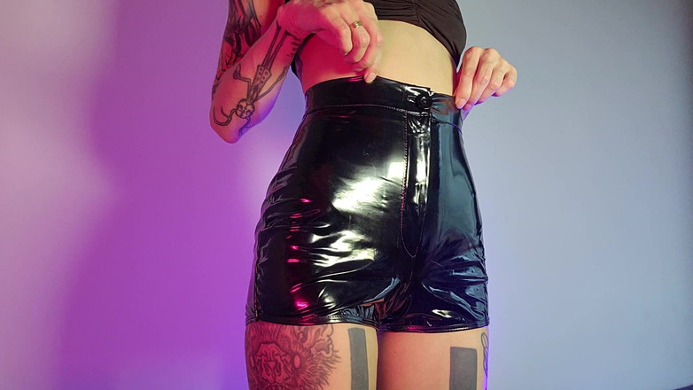 TattoedGirl666: Pantalones cortos de látex