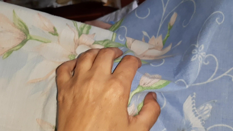 Lesbian-candys: Aku bergiliran bermain dengan memek tetanggaku di bawah selimut