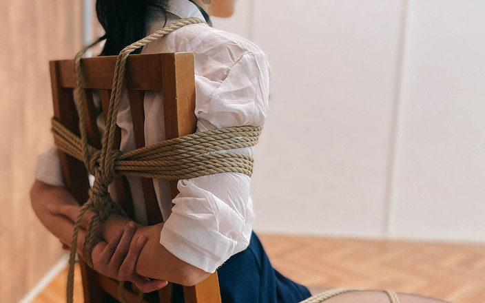 ushirosugatanomiki: Útěk z být svázaná k židli