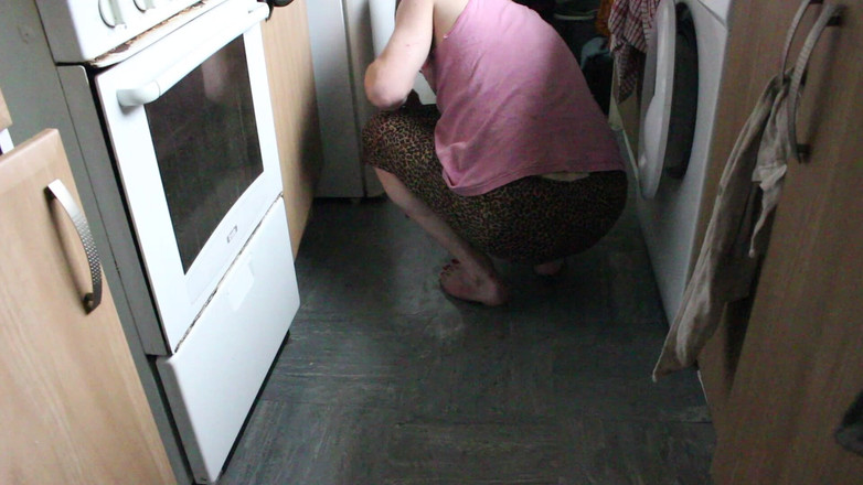 Lilly Disgrace: फर्श पर झाड़ू लगाना