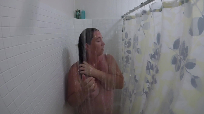 Lizzy Price: Shower time fun while singing
