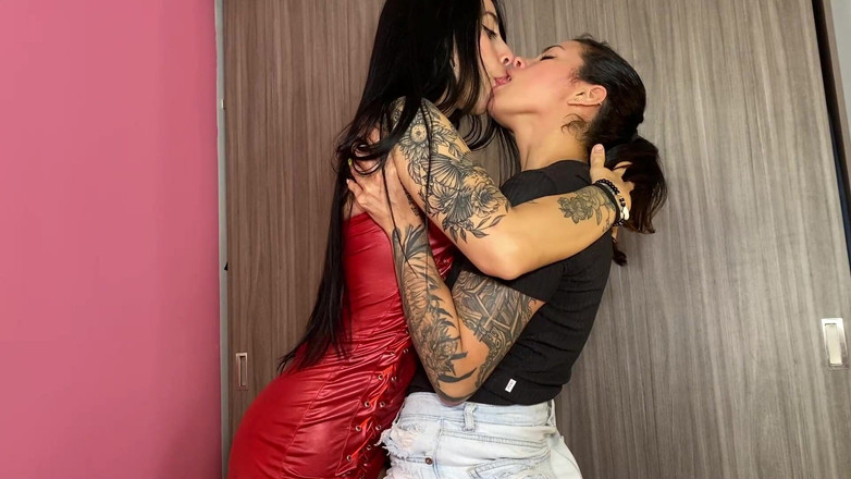 Sweetkimmi: Große Lesben lutschen sich akrobatisch den Arsch