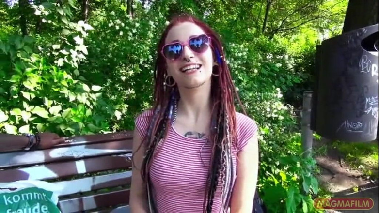 Magmafilm: Gadis Emo Jerman Dengan Rambut Gimbal Dan Tindikan