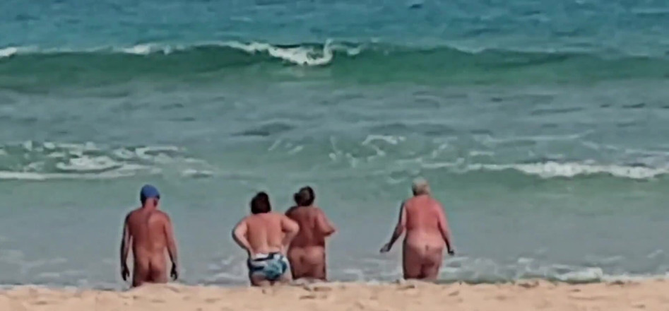 Uk Joolz: Kızlarla denizde çıplak!