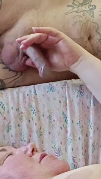 Mi masturbo il cazzo e sborro nella bocca della mia ragazza