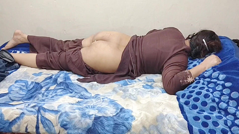 Gullnazkhan: Son beau-frère excité l’a enculée toute la nuit