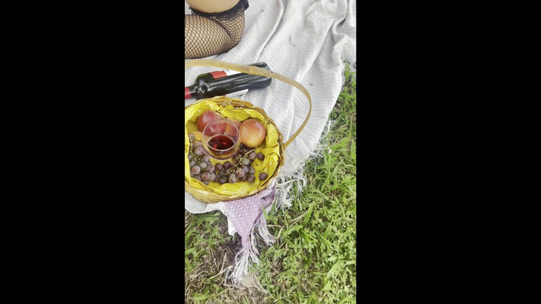 Vivy Marques: शरारती लिटिल राइडिंग हूड लम्बरजैक ईटर से मिलता है और उसे सड़क के बीच में छोड़ देता है