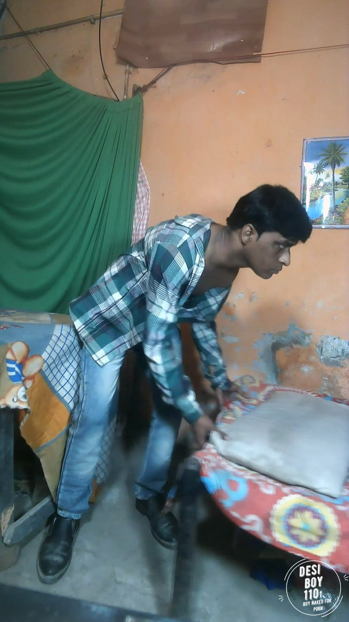 Desiboy110Ankit: インドの男の子の楽しみとともにコックと唾を吐きかけるコック