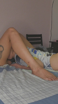 Soțul surprinde o lesbiană făcând sex cu soția lui