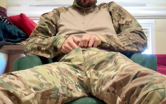 Liam Harding: Ex militar se masturbando e brincando com buceta de bolso