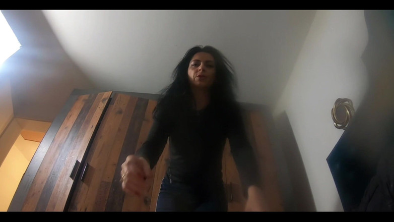 MilfyCalla: Chci sedět na tvém obličeji, abys cítila můj zadek