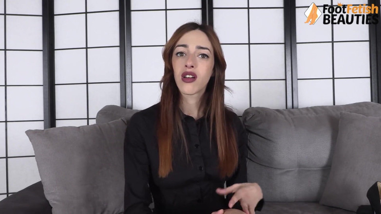 Foot Fetish HD: Грайлива спокуса демонструє своє різне взуття, щоб одягнути її чудові ноги