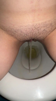 Compilazione di ragazza russa che fa pipì nel water Vagina bagnata con smegma e discorsi sporchi