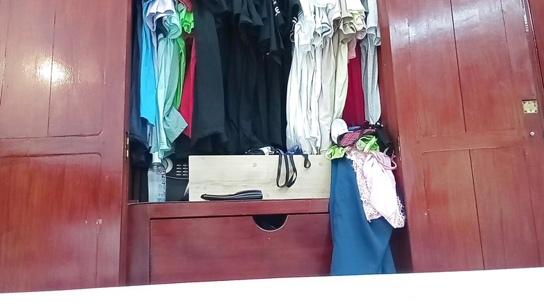 Katrina4deluxe: Pembantu rumah panas menunjukkan lengkungnya