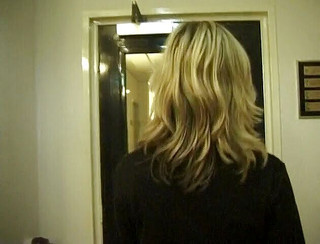 Flash Model Amateurs: Ošklivá blondýnka chčije v koupelně