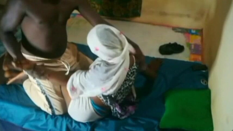 Sex tatie dessi: इस्लामी लड़की के सिर पर घूंघट के साथ एक इमाम द्वारा चुदाई