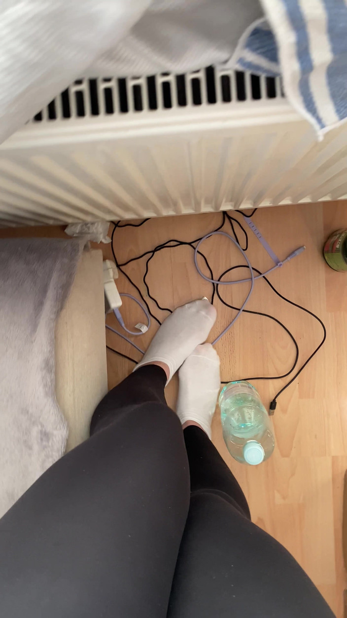 Feet: Procházka v bílých ponožkách