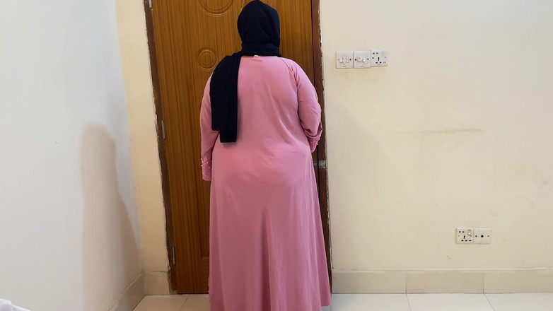 Aria Mia: 摩洛哥巨乳和大屁股白人美女头巾热辣阿姨想要和邻居做爱