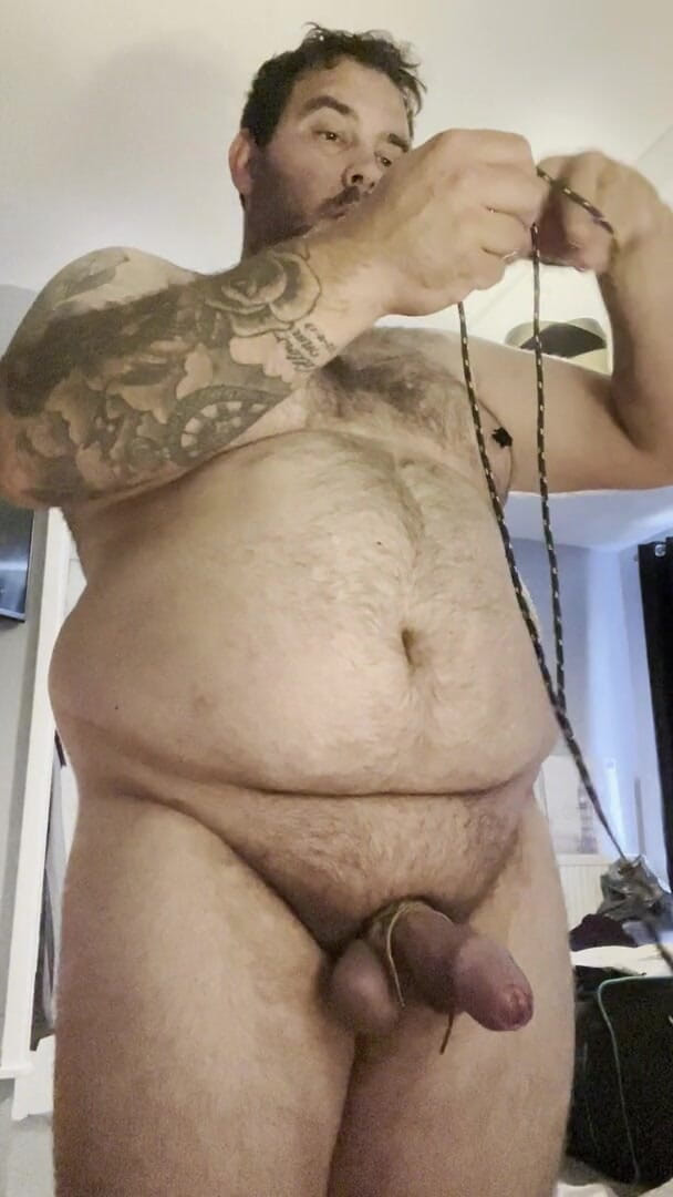 Shaun Cbt: Cazzo e palle diventano viola in bondage con pinze estreme...