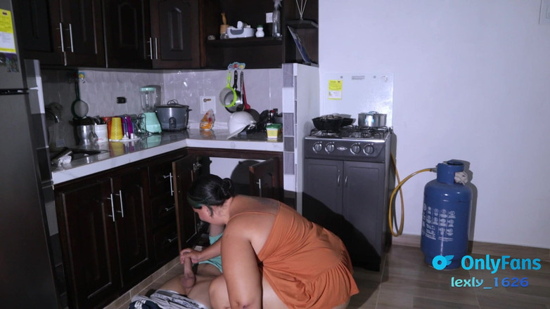Lexly_16: Soția sexy face sex cu instalatorul pentru a-l plăti