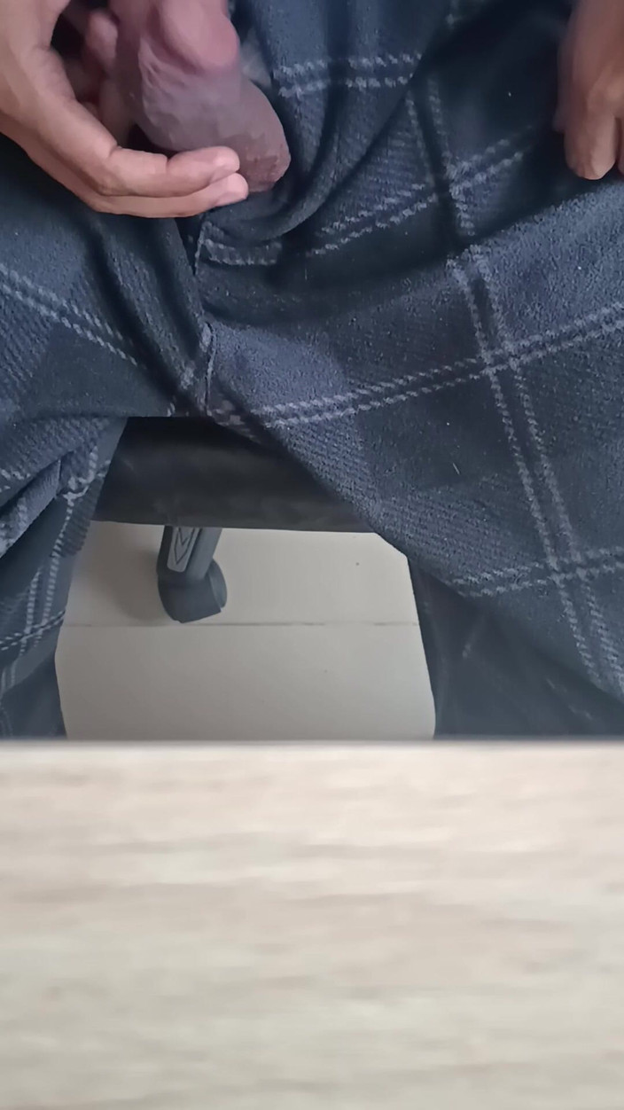 Un Loquito Mas: 내 친구가 잠옷을 입은 후 인사하러 쳐다본다