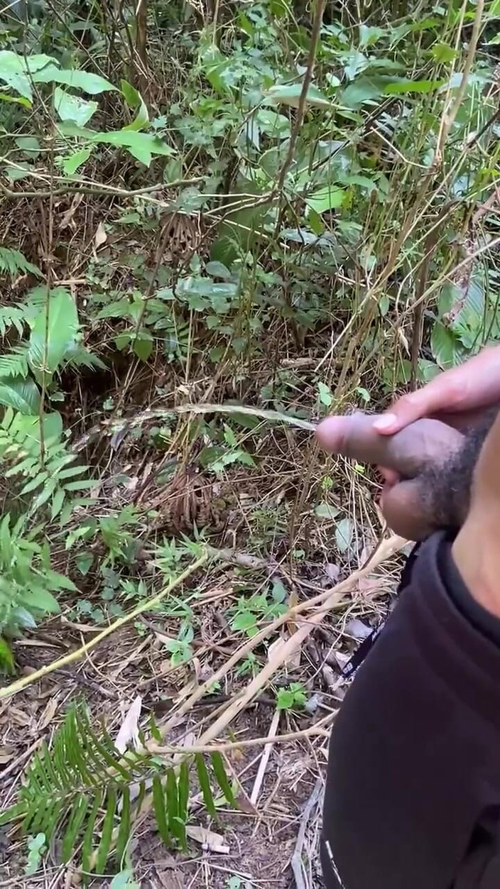 Vida Noite: Enojado de pasión mear en los senderos