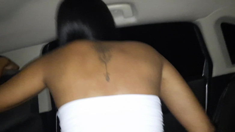 Novinha Insaciavel: Pelanggan mahu mengongkek pantat saya di dalam keretanya