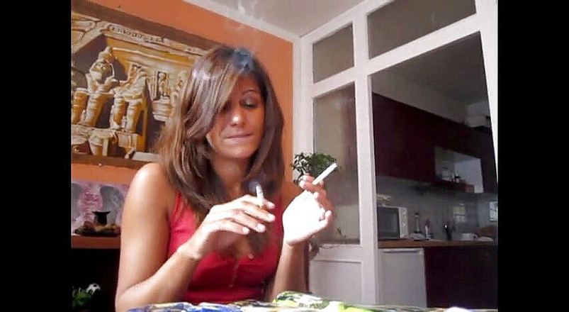 Femdom Austria: Hnědovlasá kráska kouří cigarety