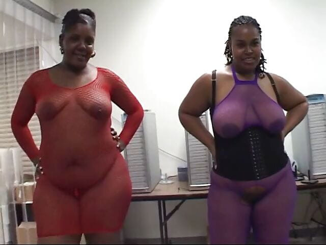 Give me BBW: गोरे मर्द का लंड दो मोटी काली खूबसूरत विशालकाय हसीनाओं द्वारा चूसा जाता है