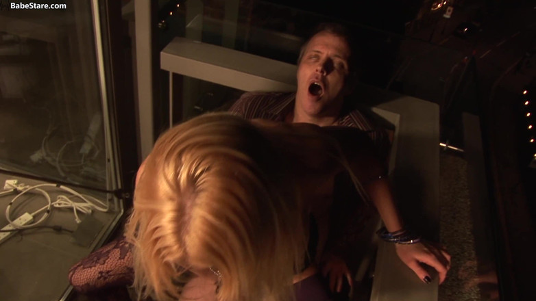 Babe Stare: Dua vixen blonde menggoda seorang lelaki untuk bertiga