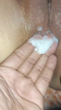 मेरे अपने ग्राहकों ने मेरी चूत में स्खलन किया।