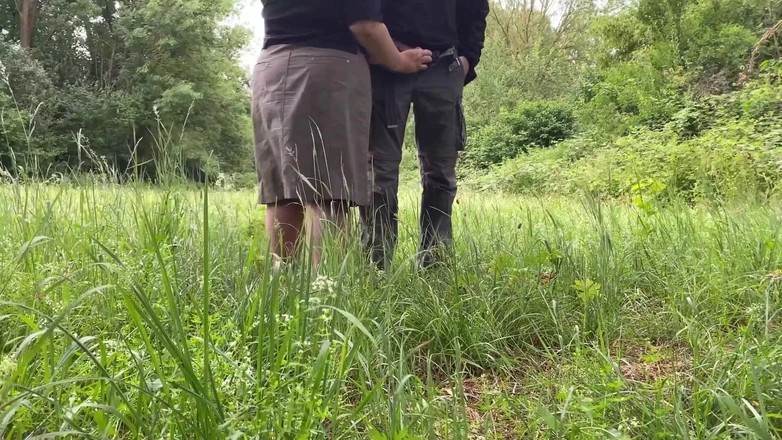 OurFetishLife: 当我的岳母在大自然中自慰时，我也会撸管